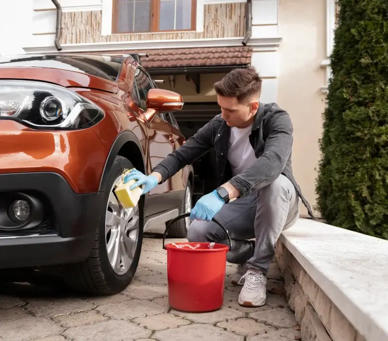 Lavage auto à domicile Orliénas : professionnel intervenant sur un véhicule